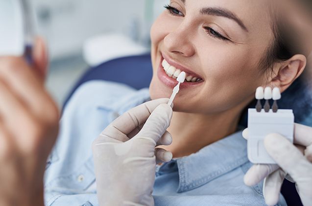 Junge Frau lächelt während des Zahnarztbesuches